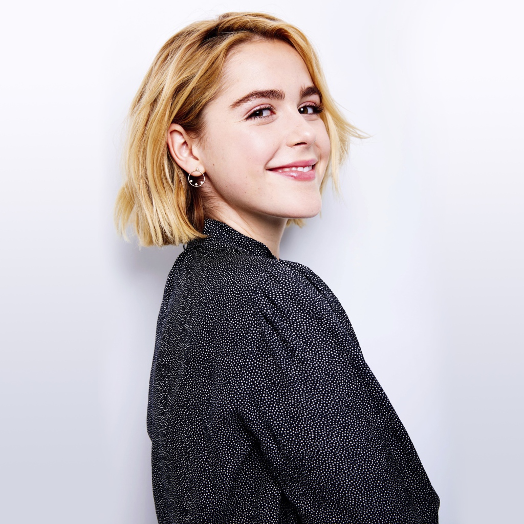 Улыбающаяся блондинка с короткой стрижкой, актриса Кирнан Шипка