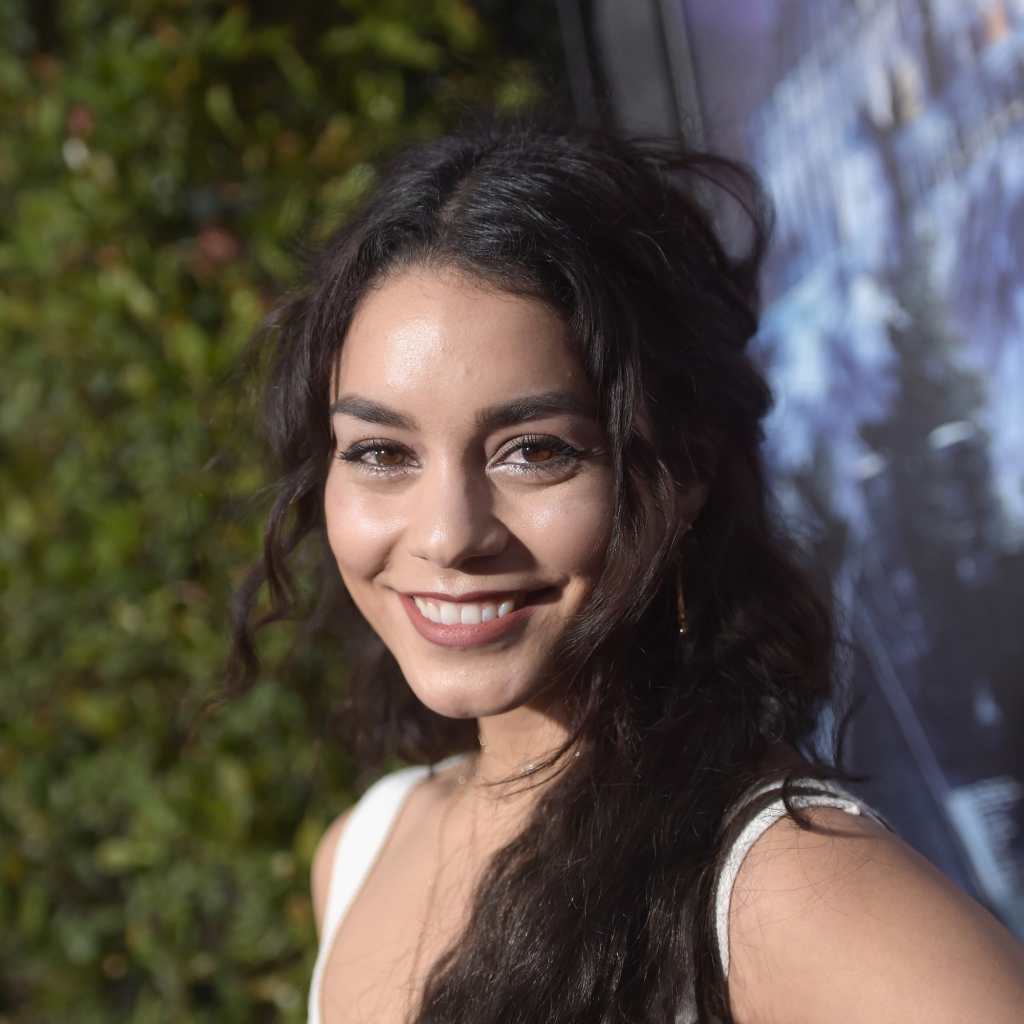 Улыбающаяся брюнетка, актриса Ванесса Хадженс