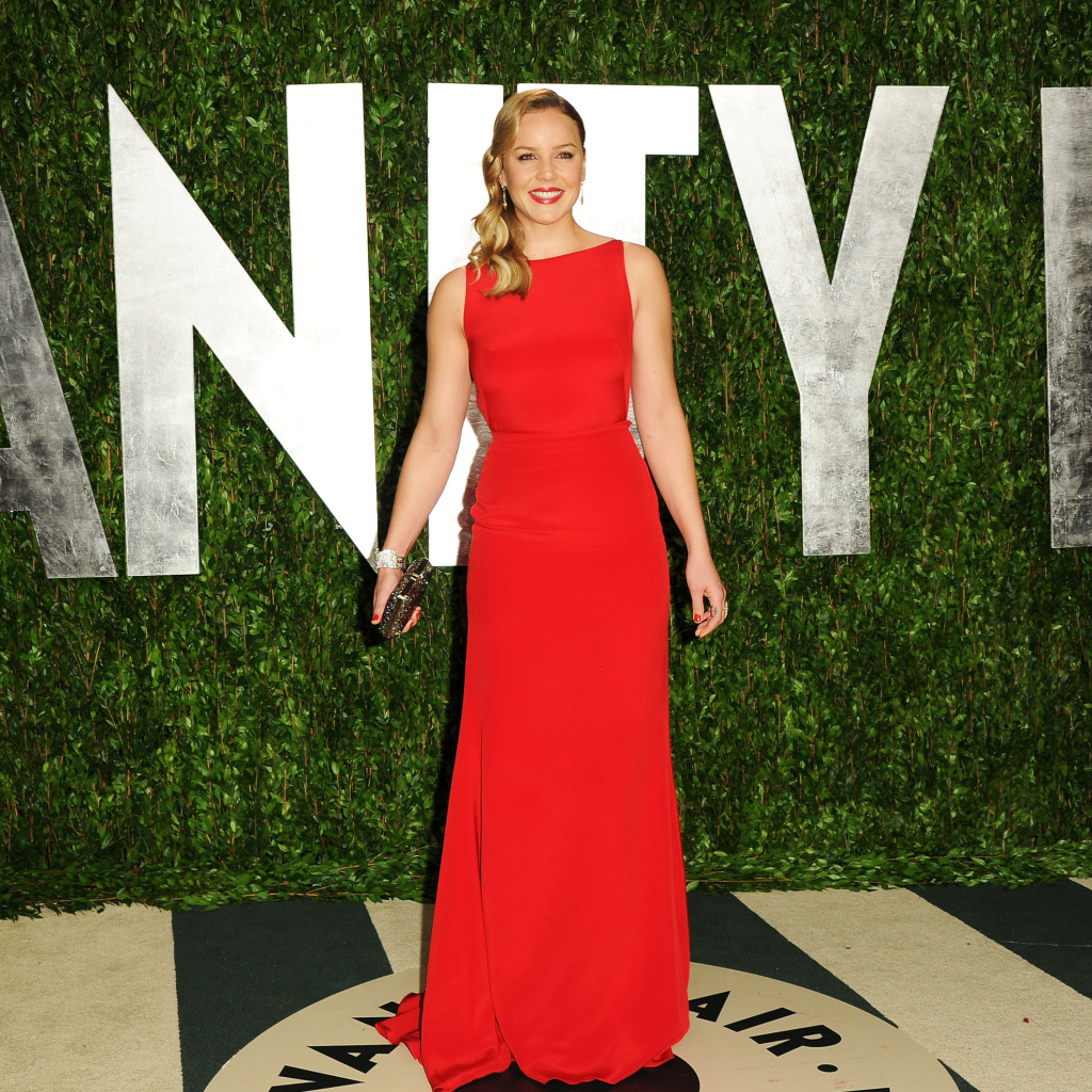 Улыбающаяся девушка, актриса Эбби Корниш в красном платье