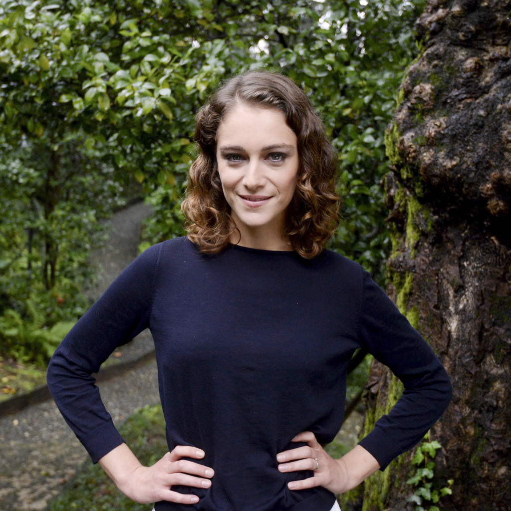 Улыбающаяся девушка, актриса Ариана Лабед