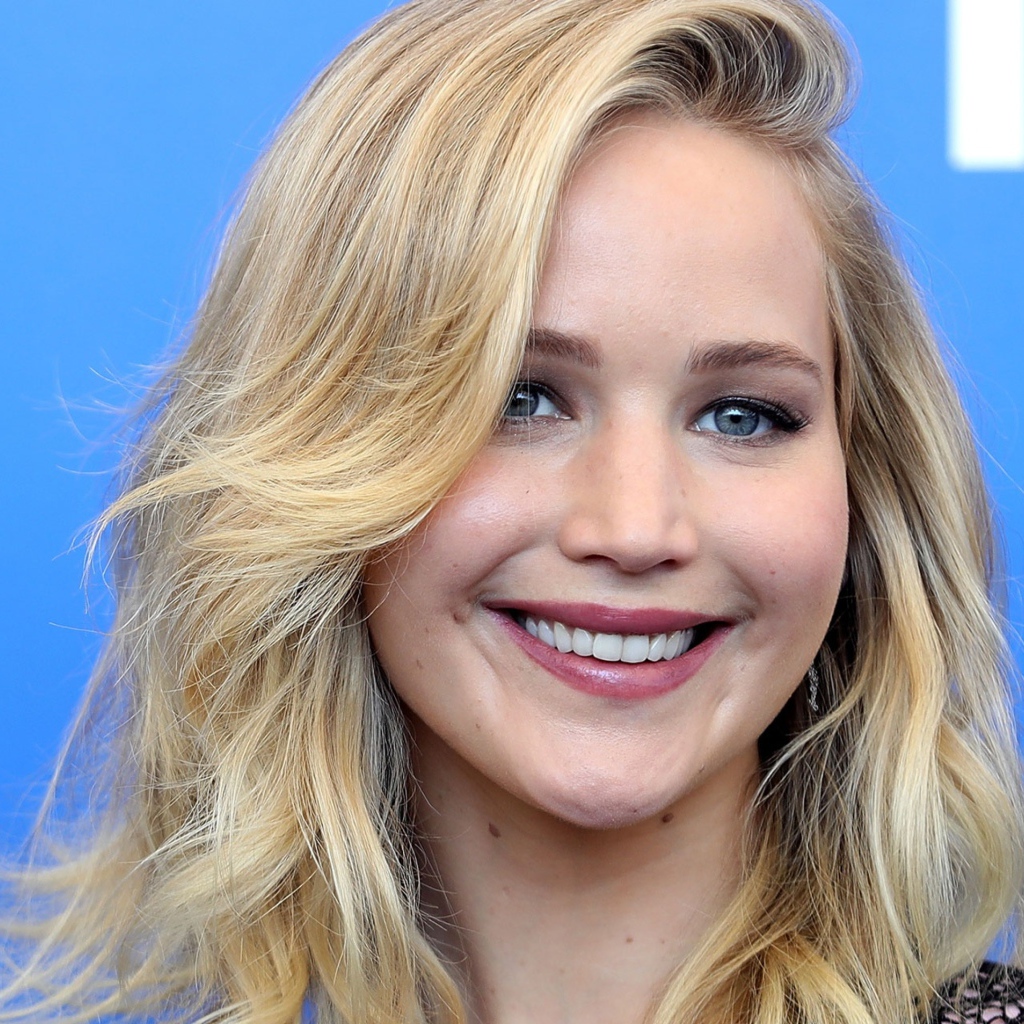 Улыбающаяся девушка, актриса Дженнифер Лоуренс лицо крупным планом