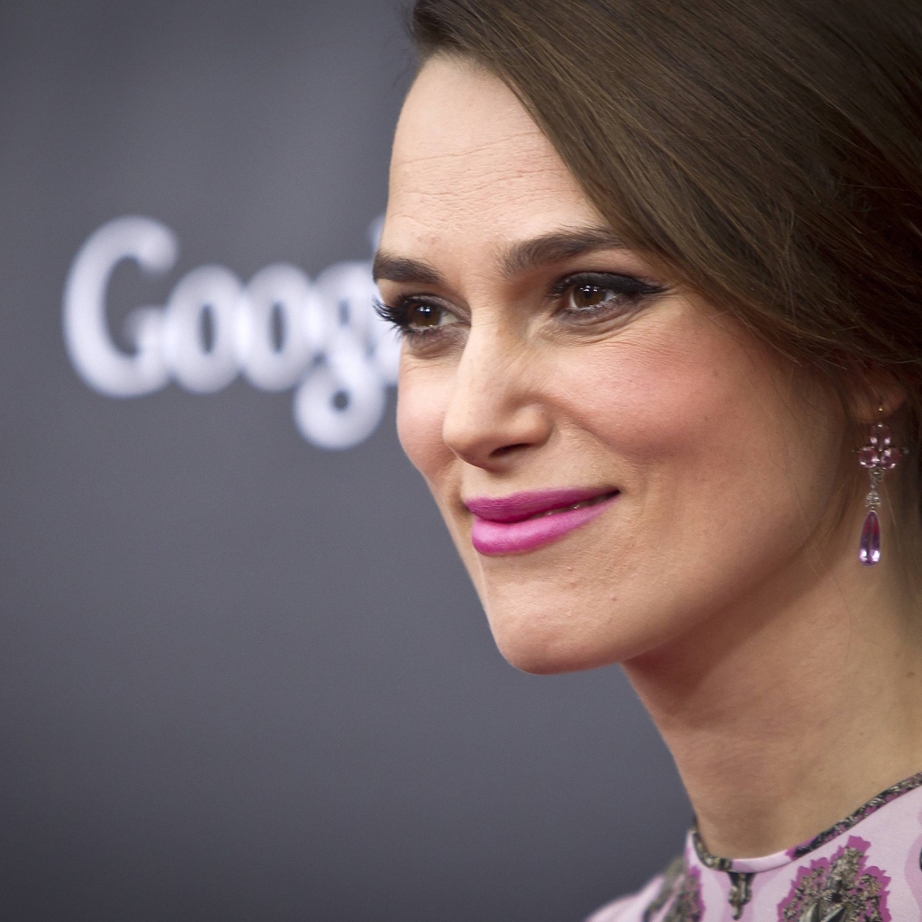 Улыбающаяся девушка, актриса Кира Найтли