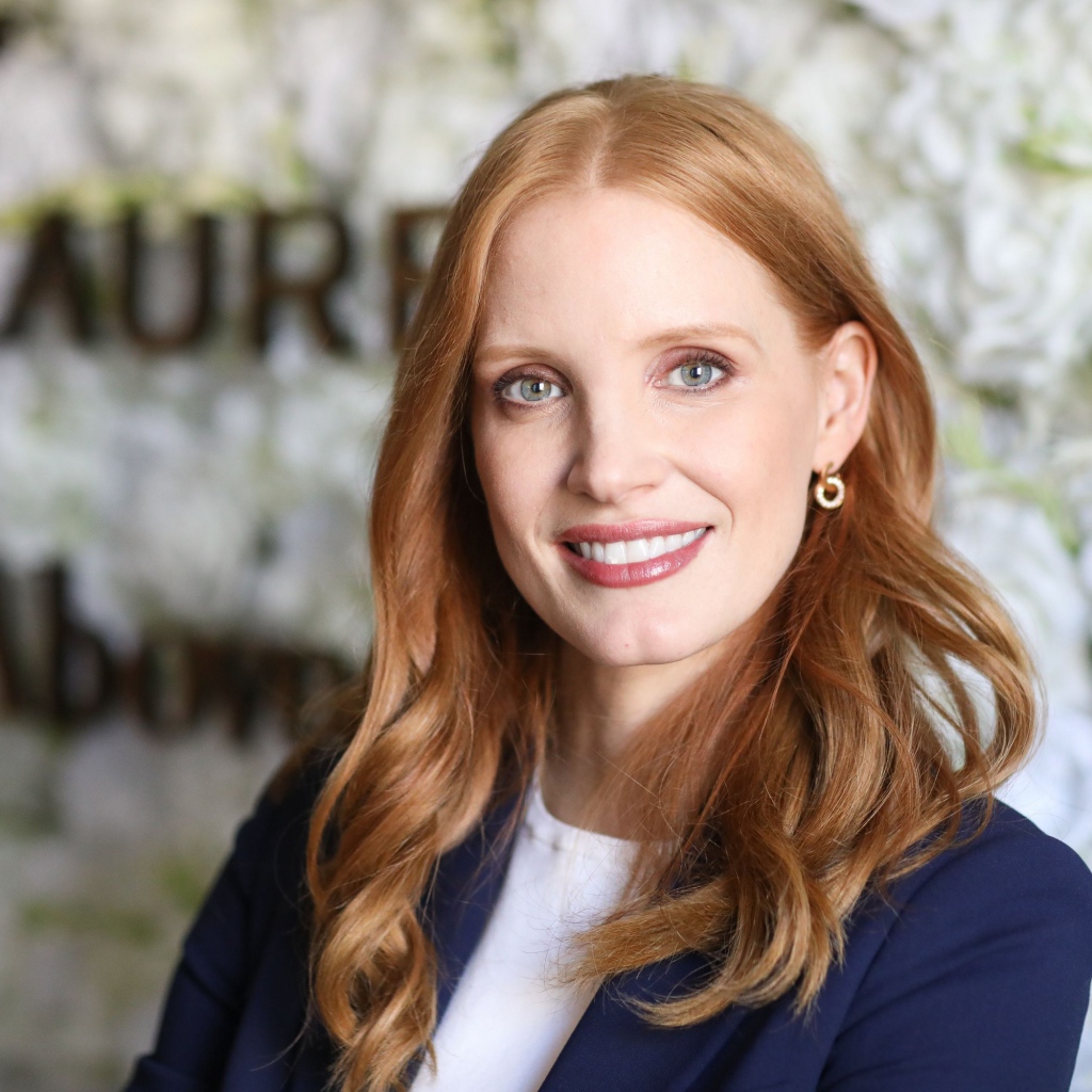 Улыбающаяся рыжеволосая актриса Джессика Честейн