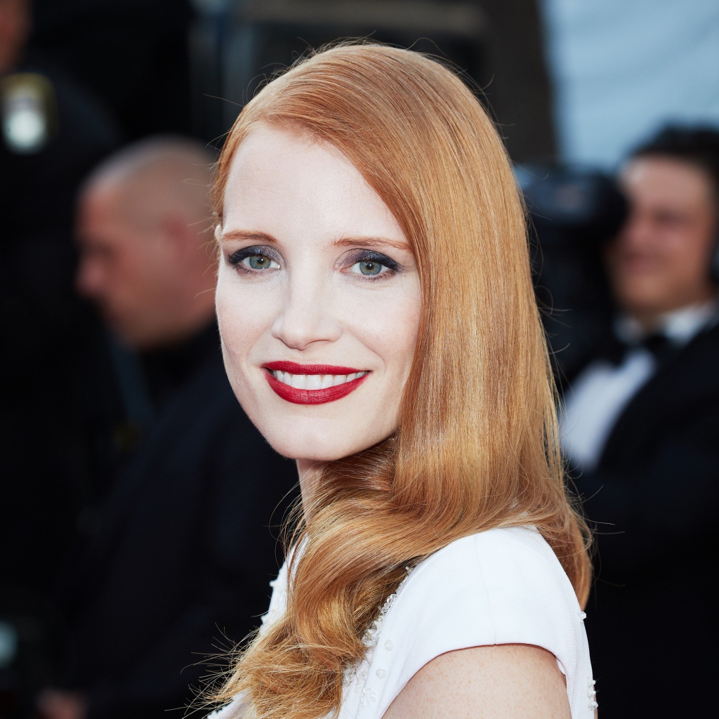 Улыбающаяся рыжеволосая девушка, актриса Джессика Честейн