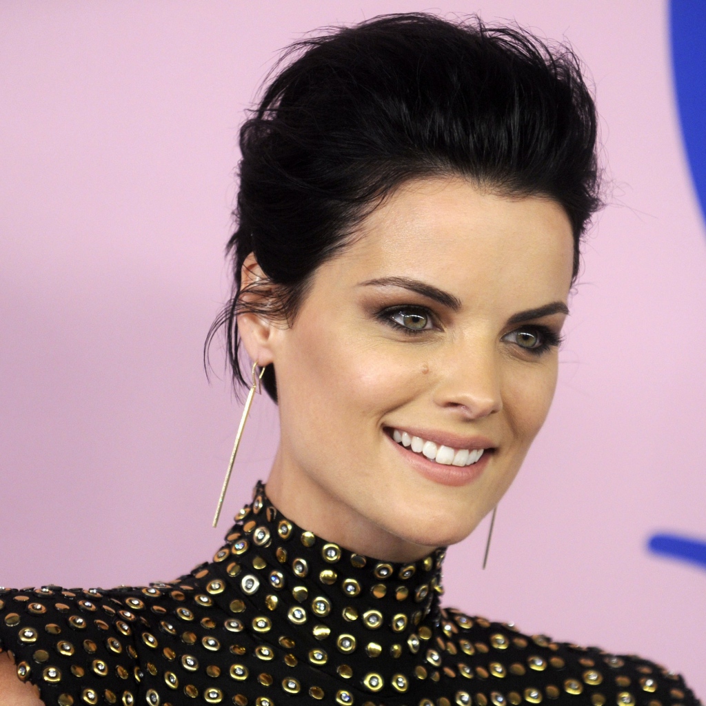 Улыбающаяся женщина, актриса Джейми Александр