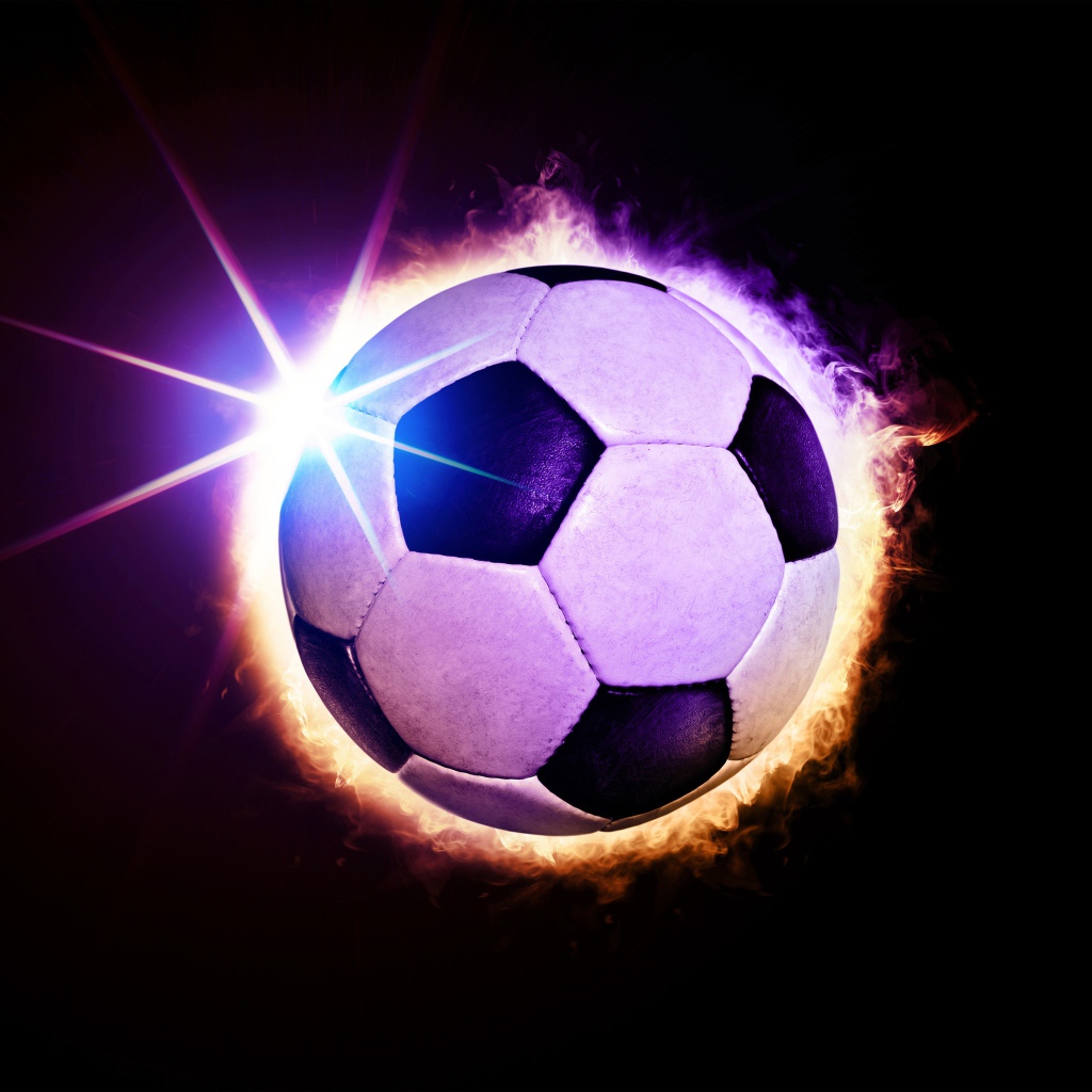 Футбольный мяч в огненном кольце на черном фоне