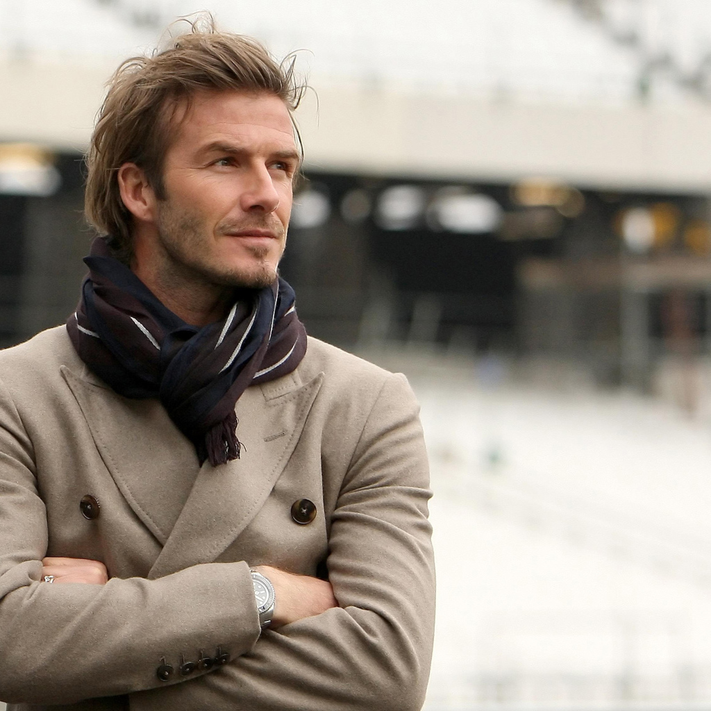 Футболист Дэвид Бекхэм в костюме с шарфом на шее