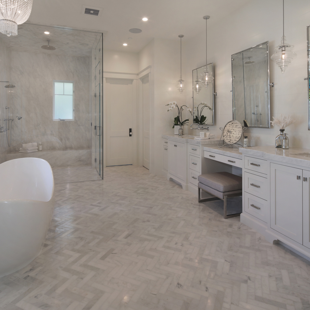 Просторная ванная комната с белым интерьером 