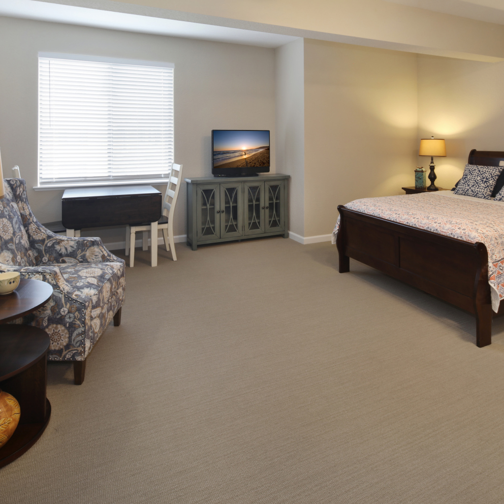 Просторная спальня с большой деревянной кроватью 