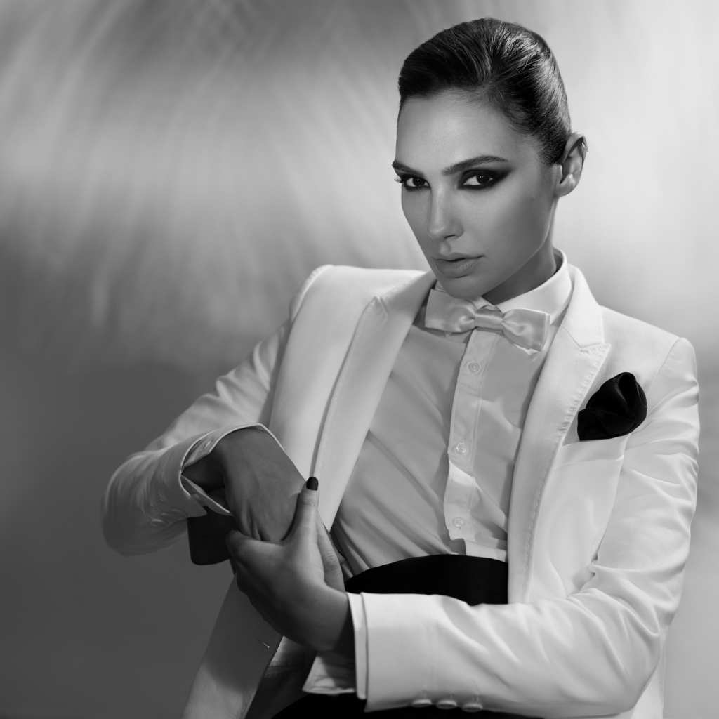 Стильная актриса Галь Гадот в костюме черно белое фото