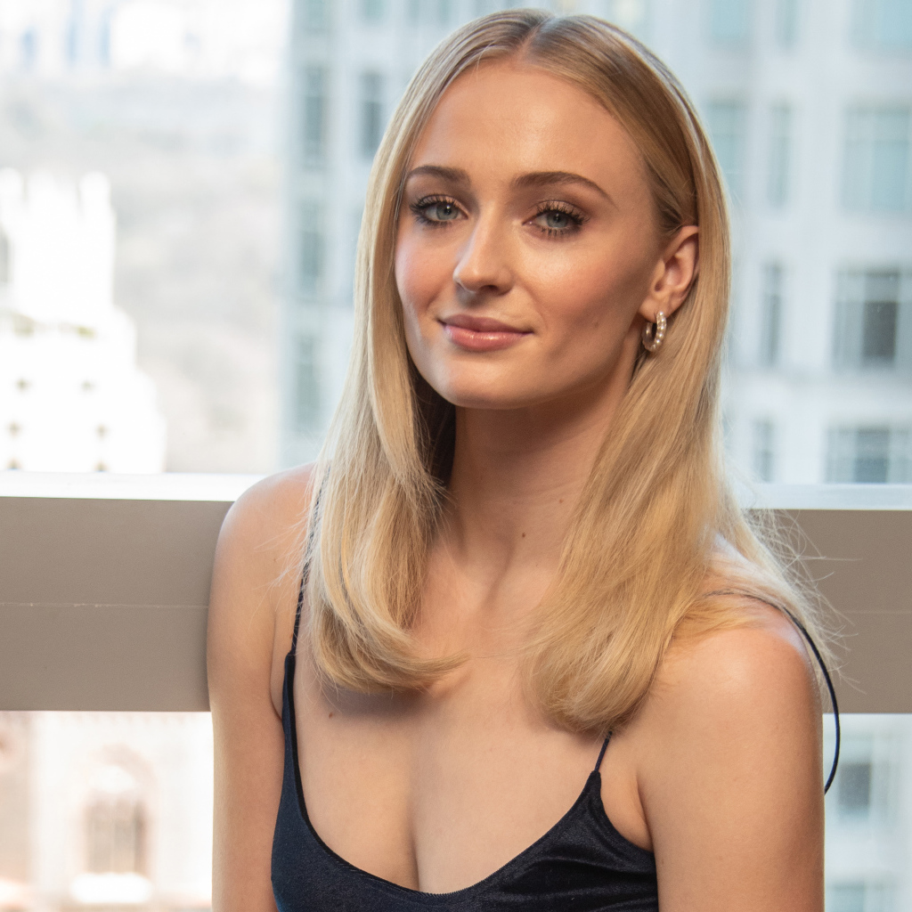 Стильная красивая блондинка, актриса Софи Тёрнер у окна