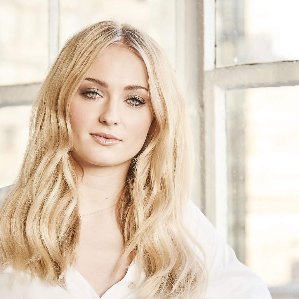 Стильная блондинка, актриса Софи Тёрнер у окна 