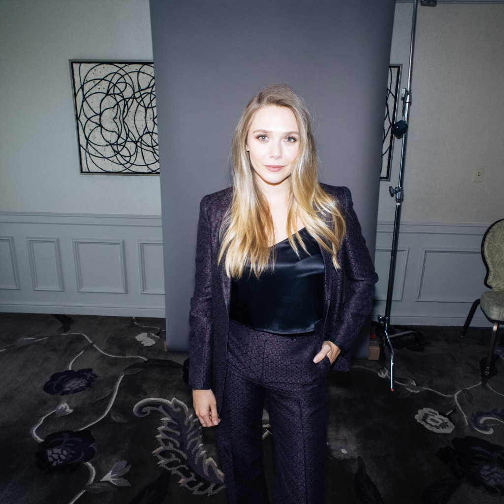 Стильная девушка, актриса Элизабет Олсен в костюме