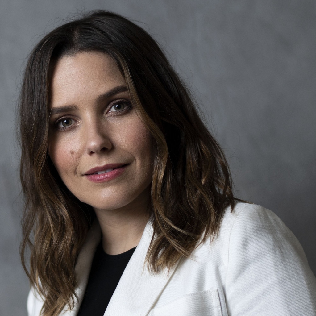 Стильная девушка, актриса София Буш на сером фоне