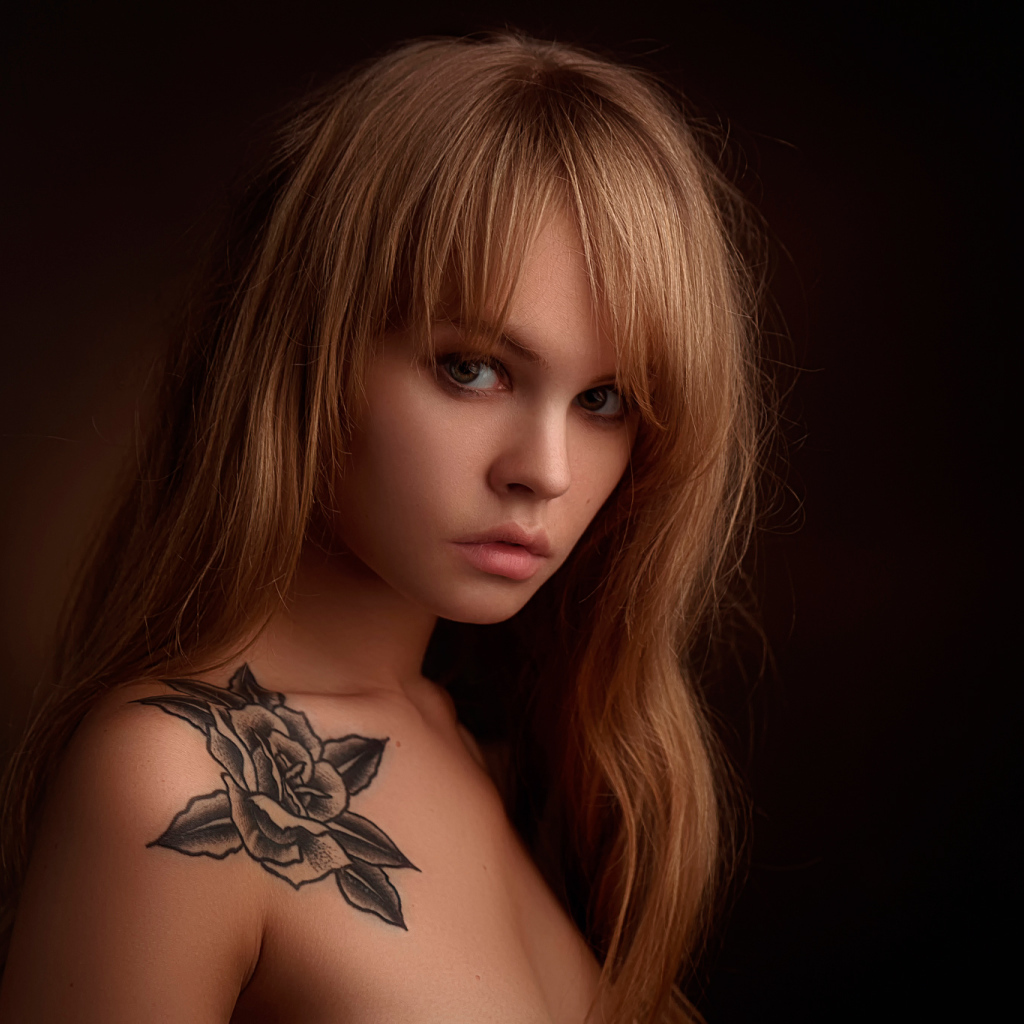 Татуировка роза на лопатке у красивой  девушки