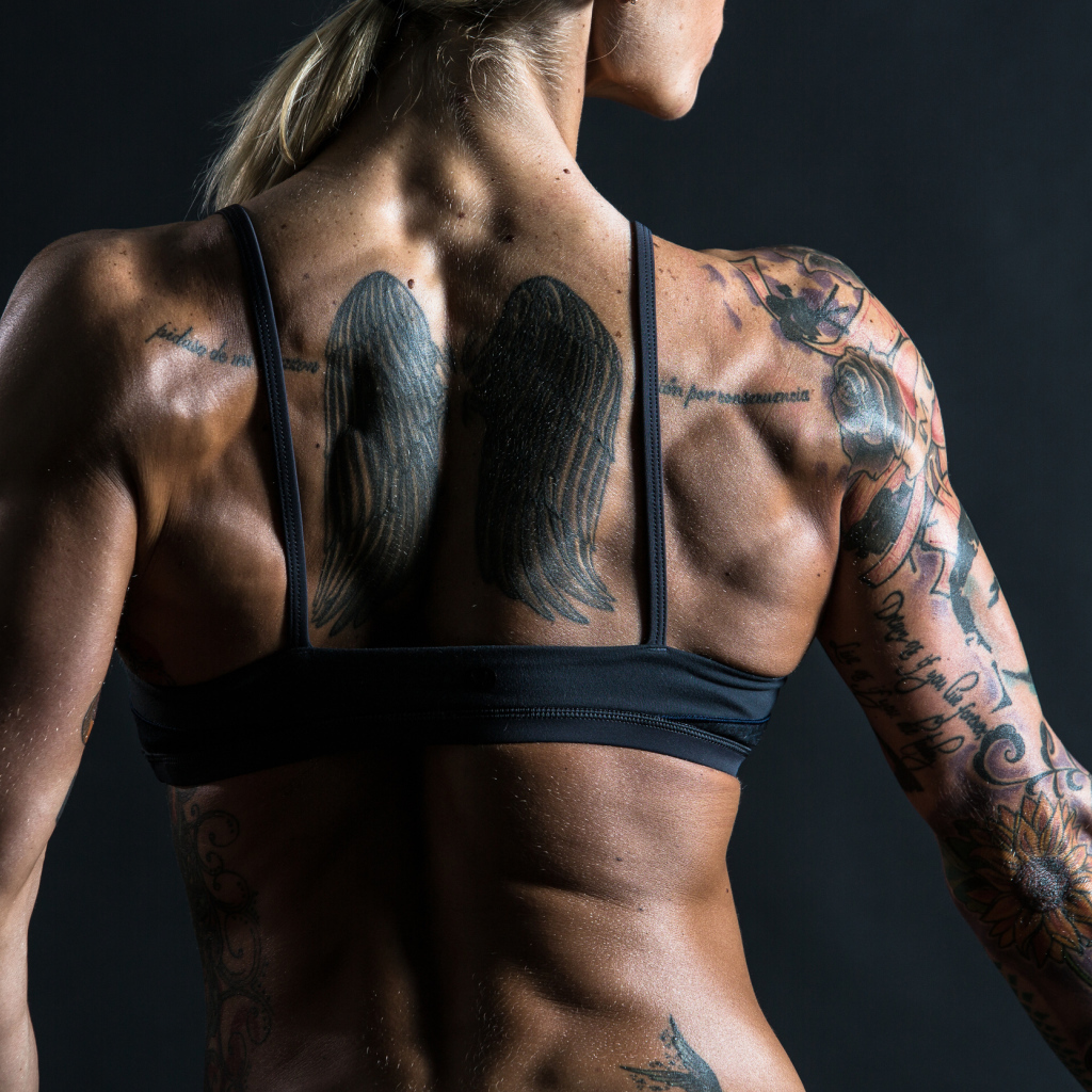 Татуировка крылья на спине у девушки