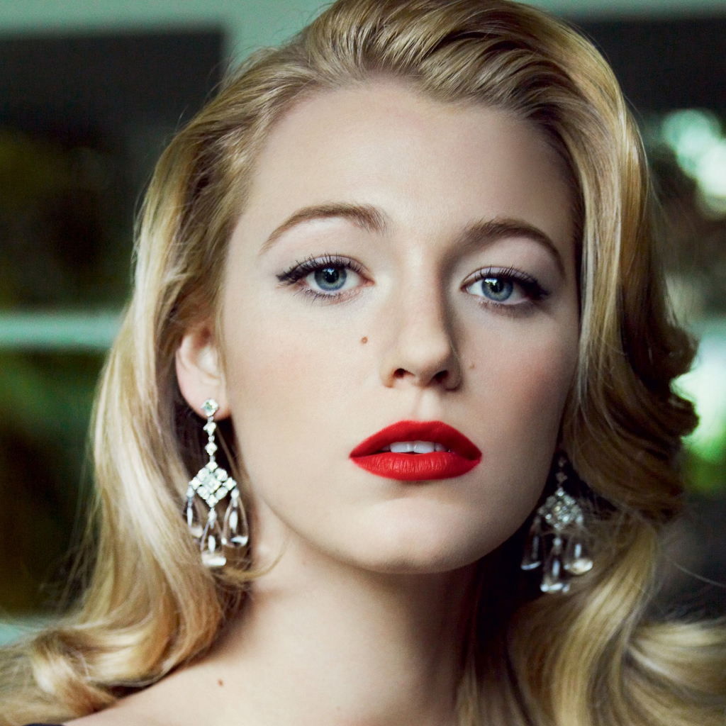 Нежная блондинка с красными губами, актриса Блейк Лайвли 