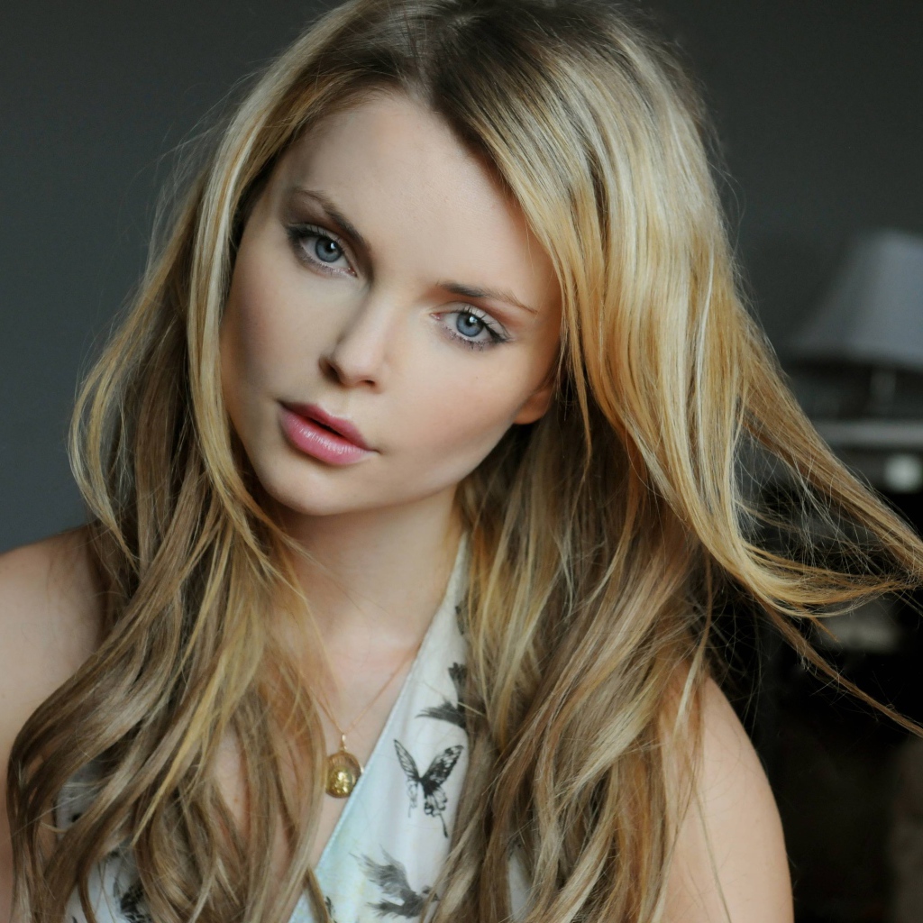 Нежная голубоглазая девушка, польская актриса Изабелла Мико