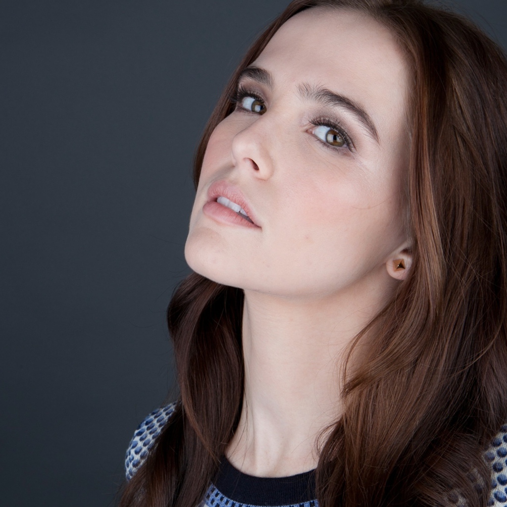 Нежная кареглазая шатенка, актриса Зои Дойч на сером фоне