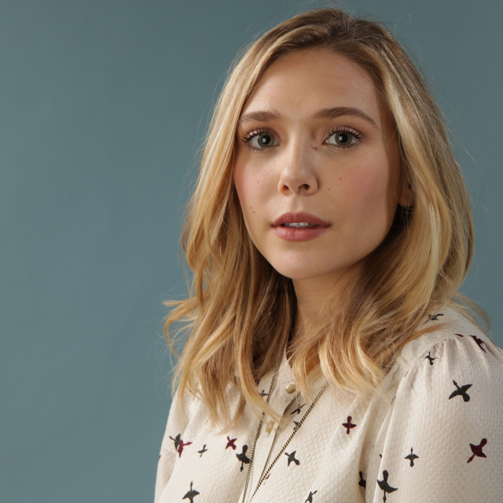 Нежная девушка, актриса Элизабет Олсен на сером фоне