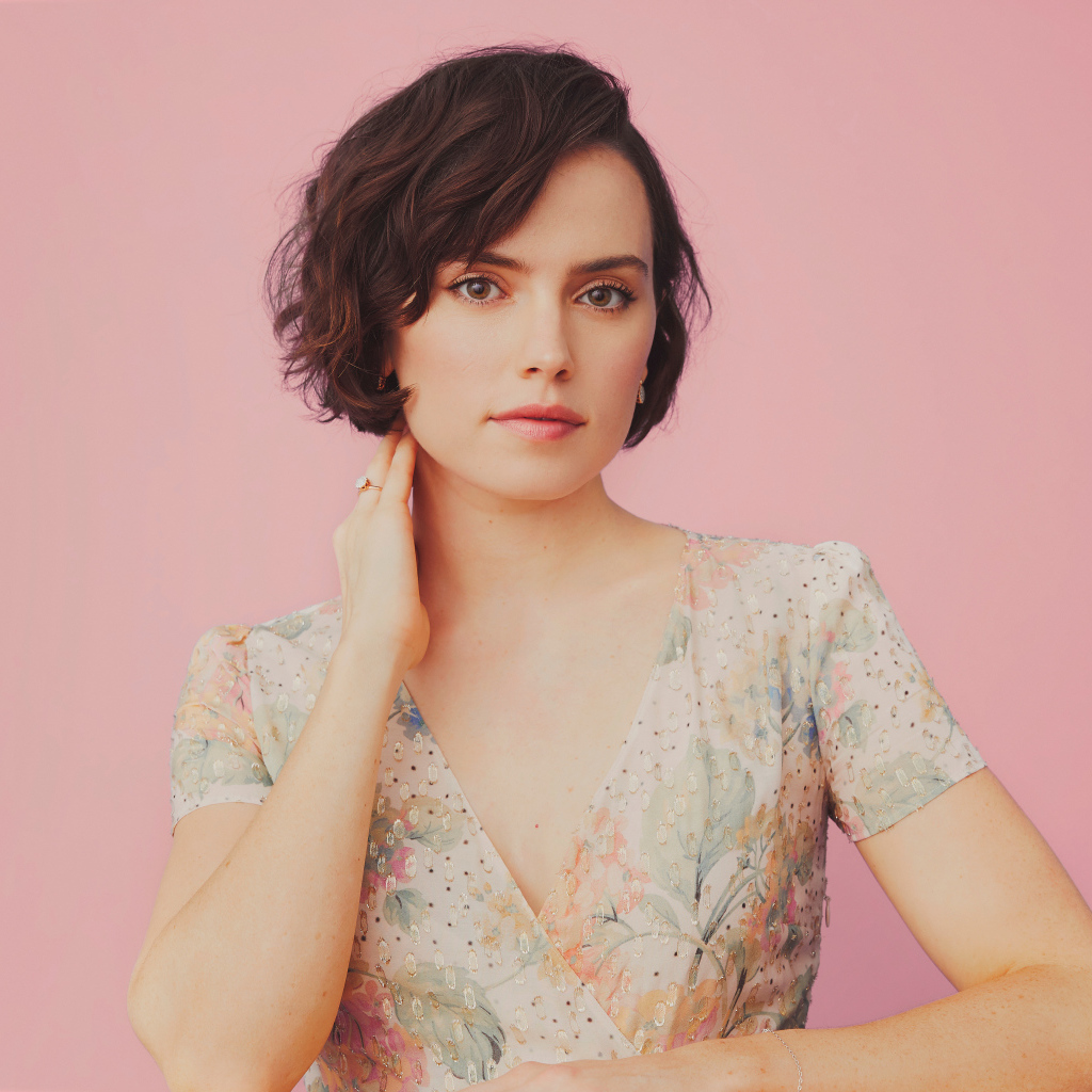 Нежная девушка актриса Дэйзи Ридли на розовом фоне