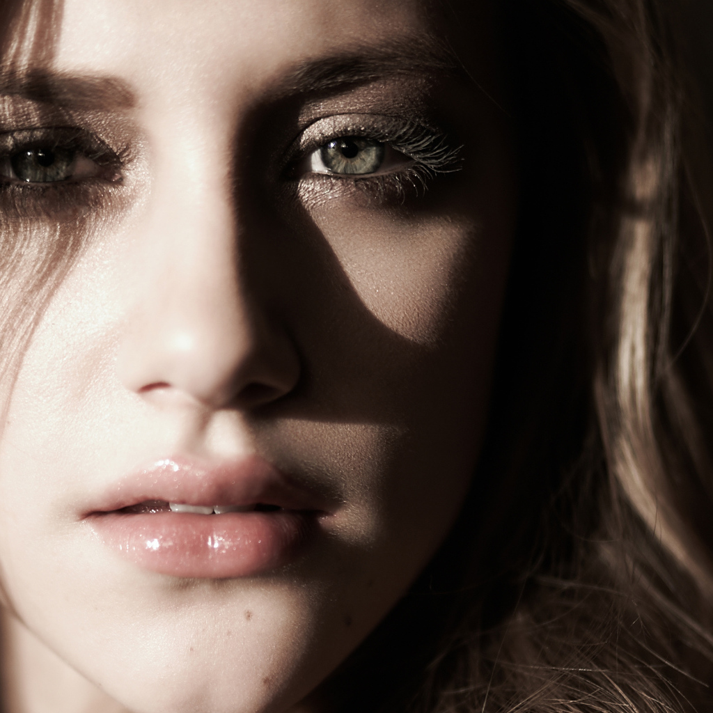 Лицо актрисы Лили Рейнхарт крупным планом