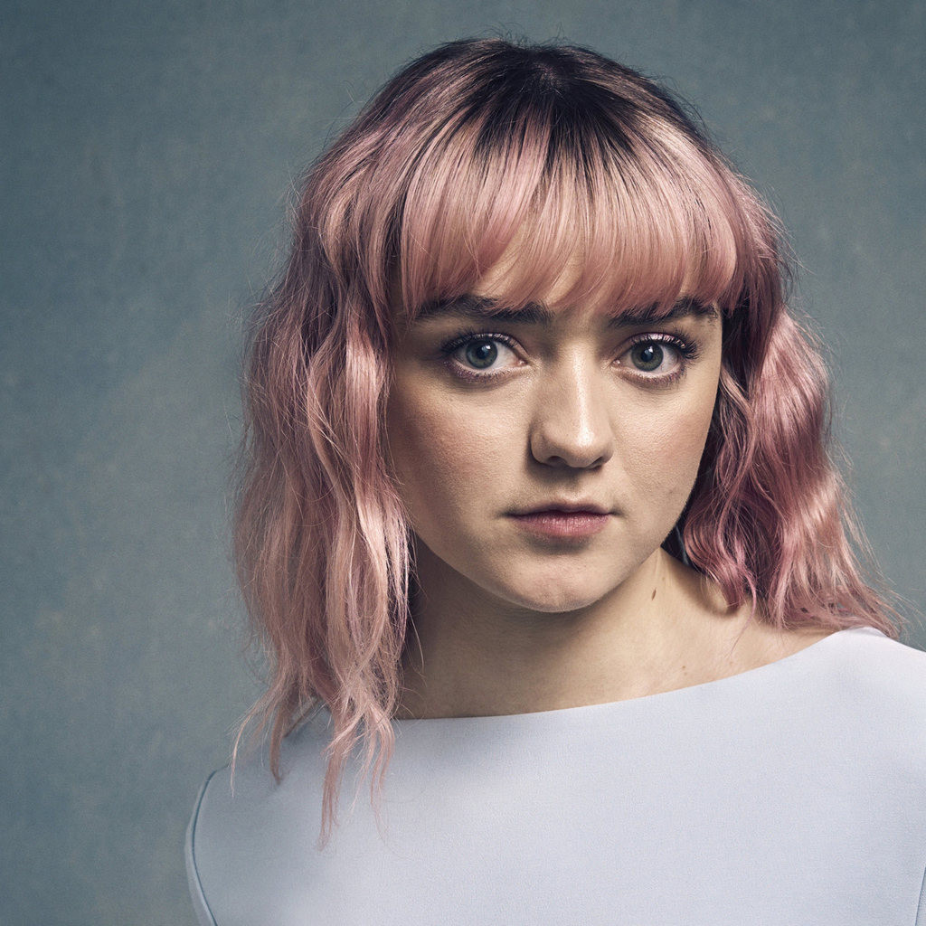 Девушка с розовыми волосами, актриса Мэйси Уильямс на сером фоне