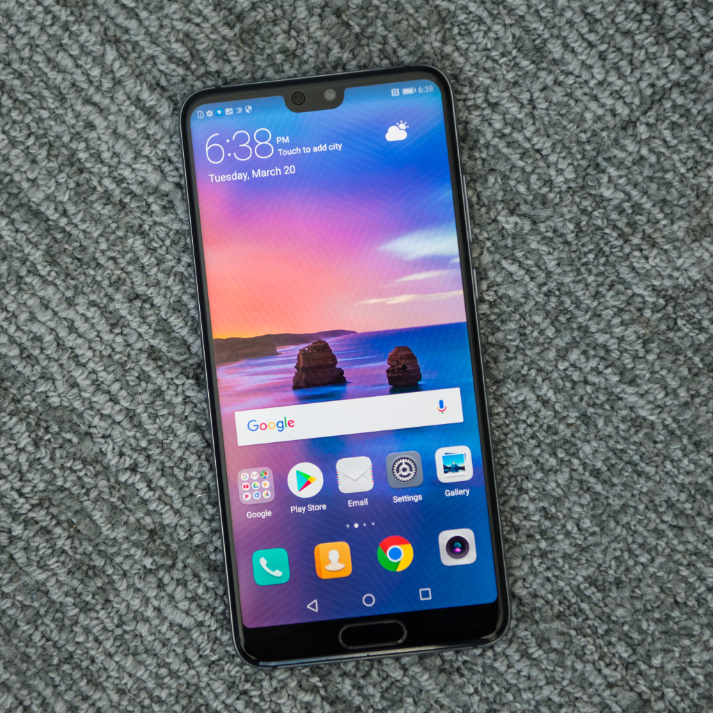 Новый смартфон Huawei P20 Pro, 2019 года на сером фоне