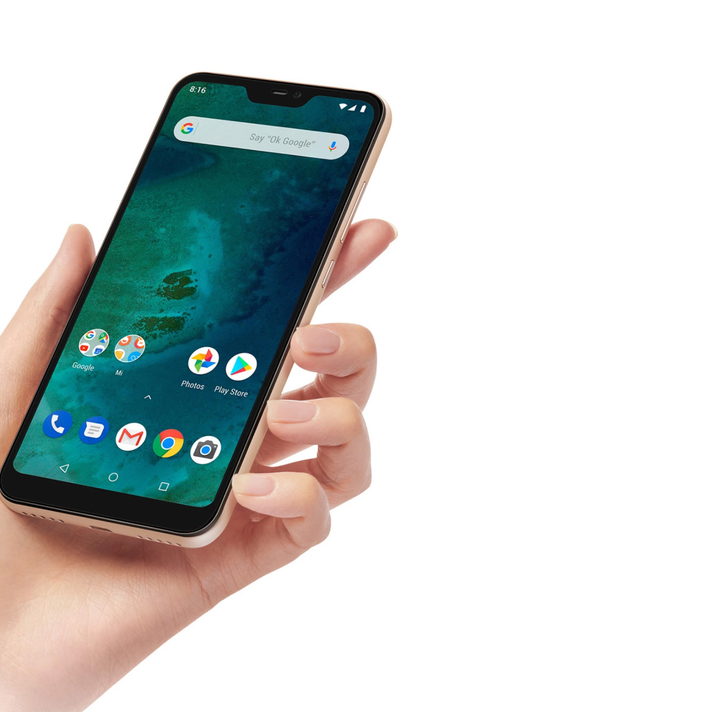 Новый смартфон Xiaomi Mi A2, 2019 года в руке на белом фоне