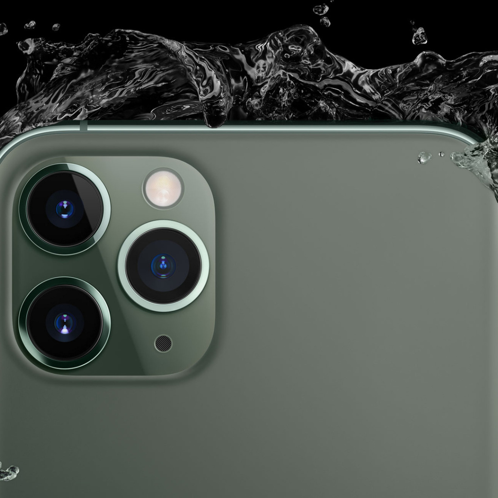 Три камеры нового  iPhone 11 Pro в каплях воды