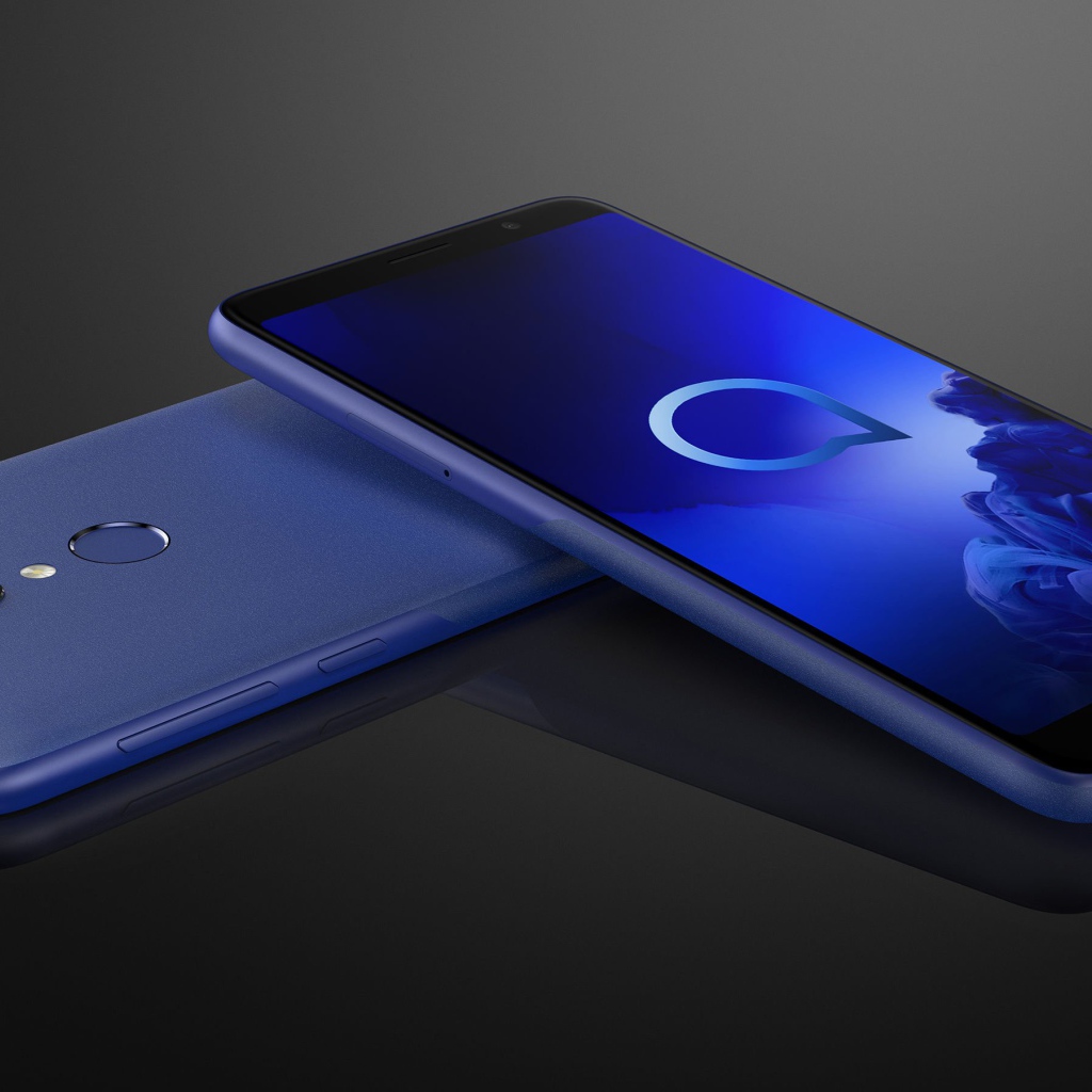 Два тонких смартфона Alcatel 1 на сером фоне