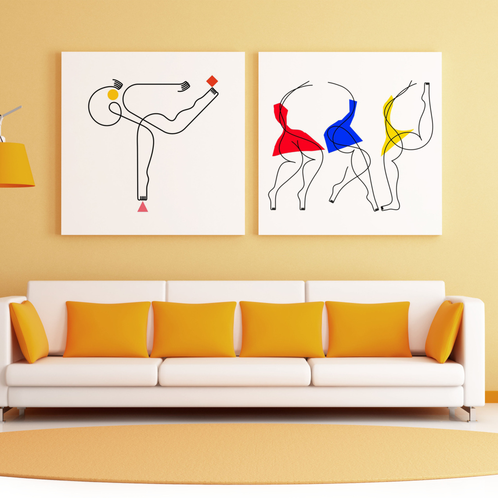 Необычные картины на стене в комнате с диваном 