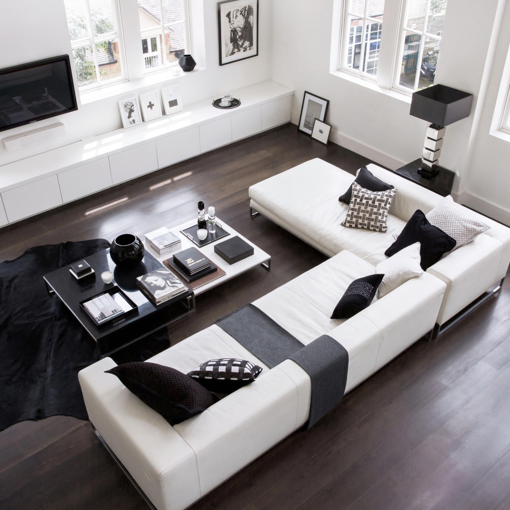 Гостиная в бело-черных тонах с большим диваном