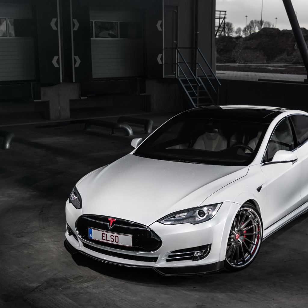 Белый автомобиль Tesla Model S 