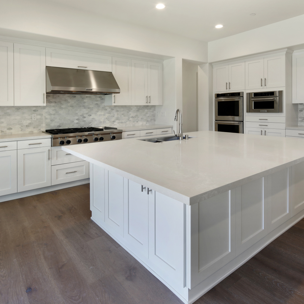 Белая большая кухня со столом