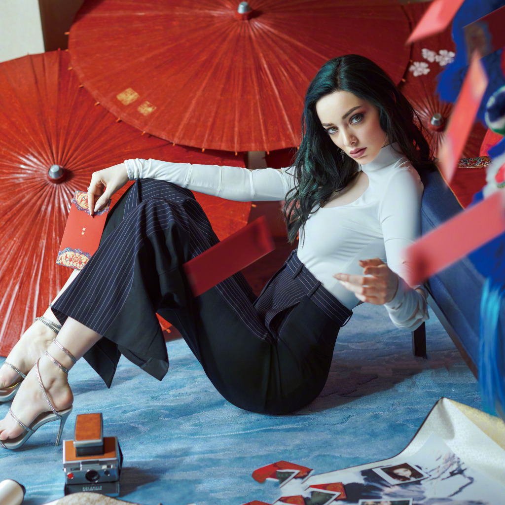 Молодая американская актриса Эмма Думонт на полу с зонтами