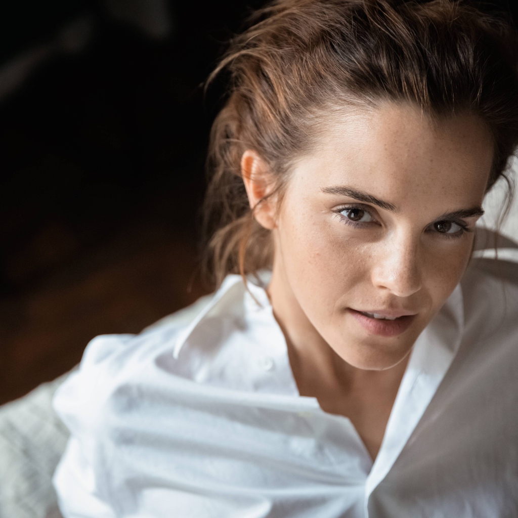 Молодая актриса Эмма Уотсон в белой рубашке