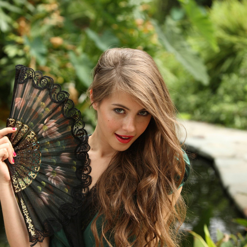 Молодая актриса Уилла Холланд с веером в руке