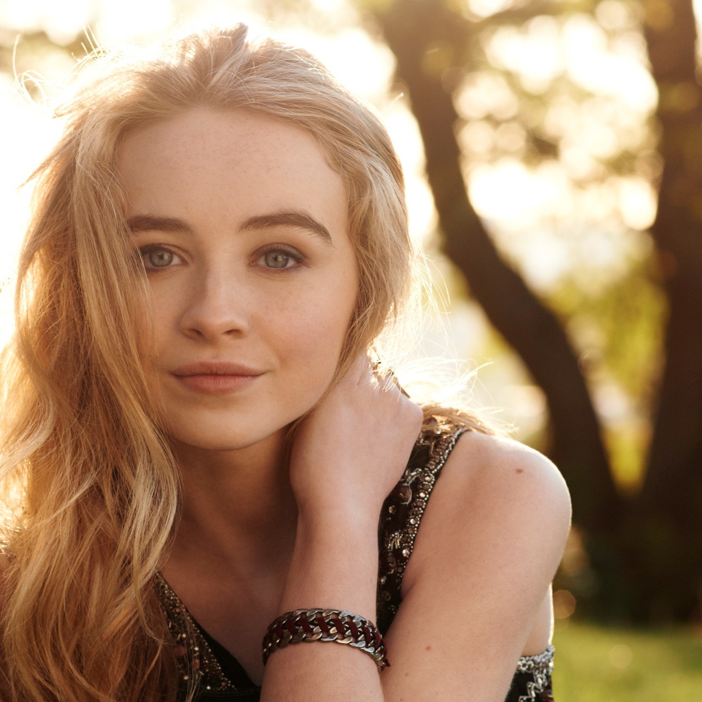 Молодая красивая девушка, актриса Сабрина Карпентер в лучах солнца