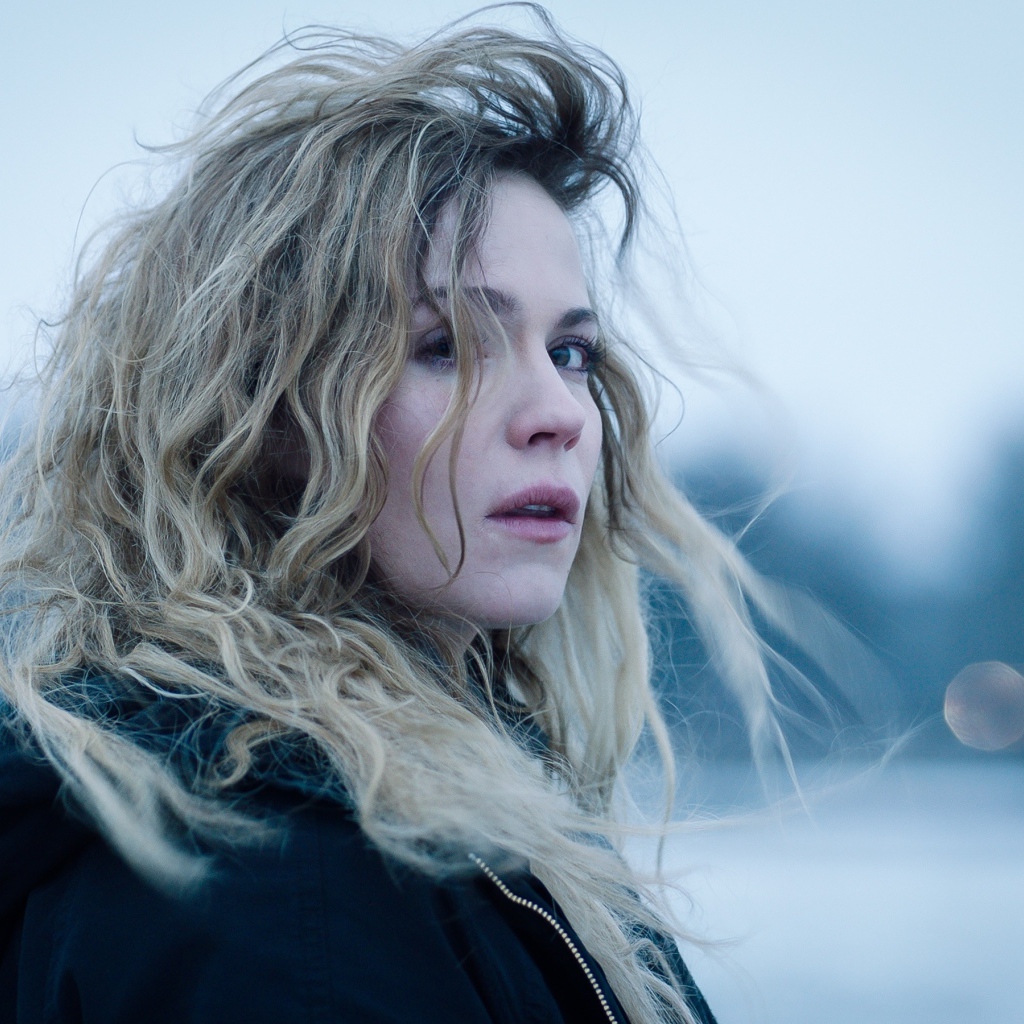 Молодая блондинка, актриса Пихла Вийтала вид сбоку