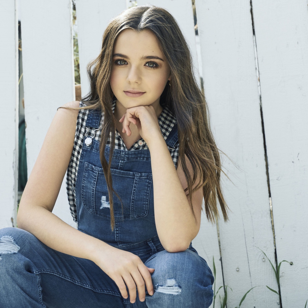 Молодая девушка, актриса Алекса Нисенсон у забора