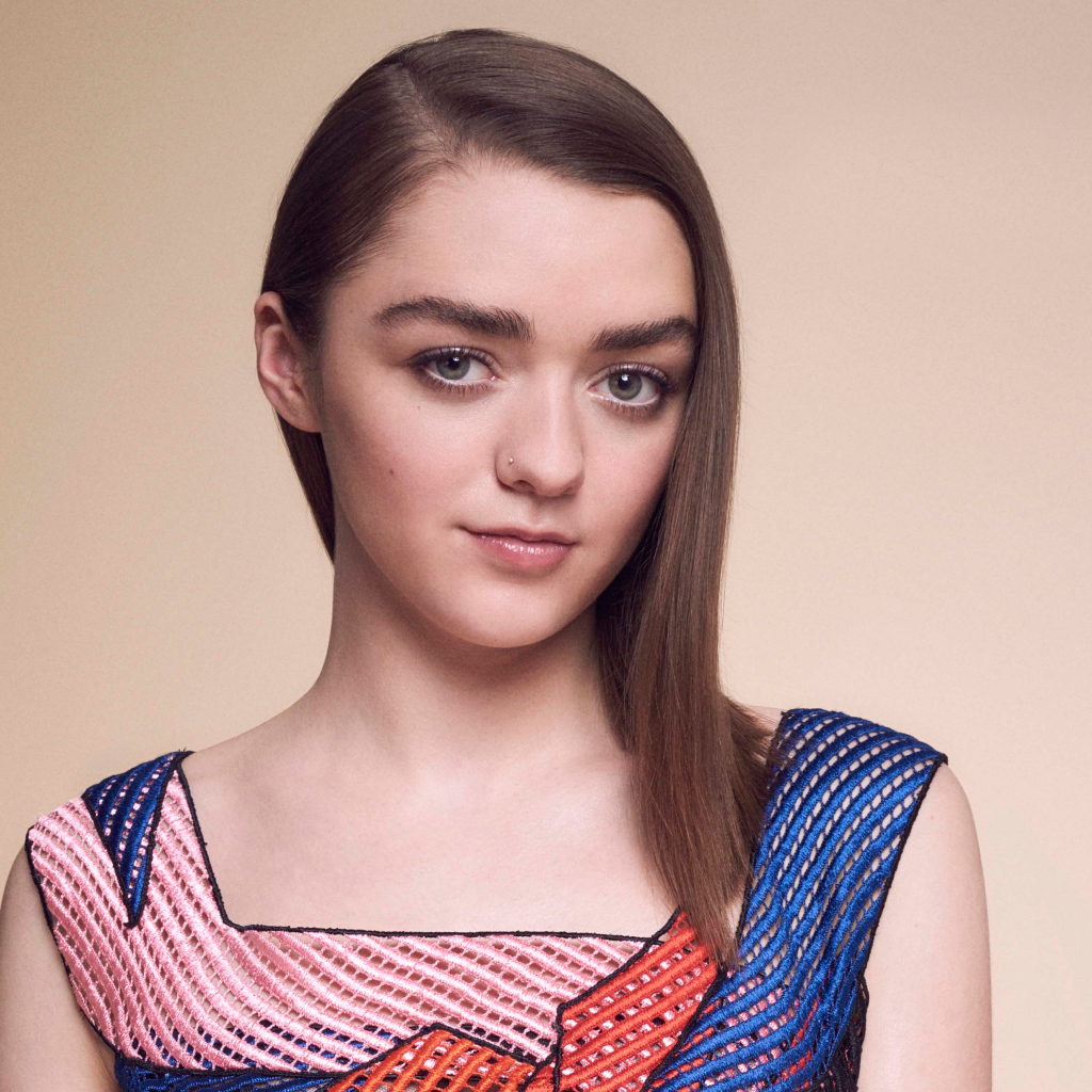 Молодая девушка, актриса Мэйси Уильямс на розовом фоне