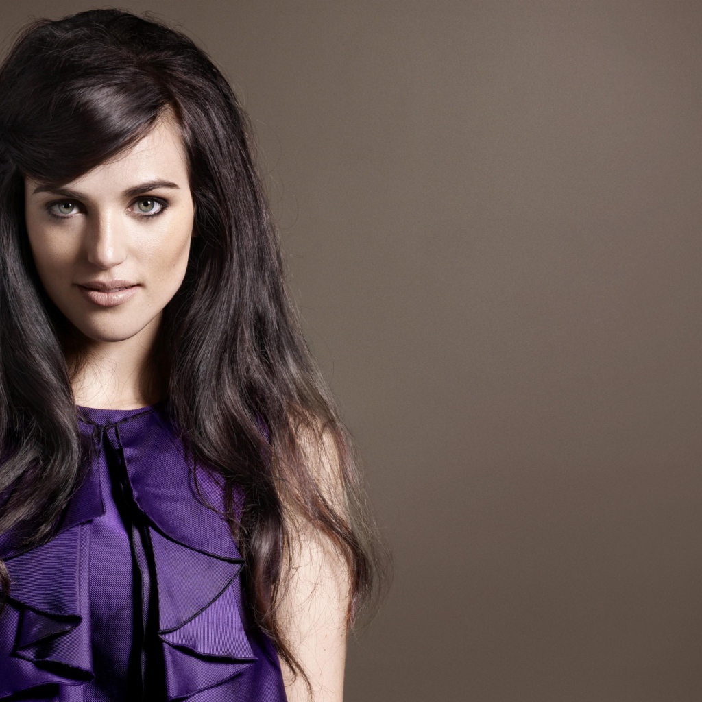 Молодая длинноволосая брюнетка, актриса Кэти Макграт в фиолетовом платье 
