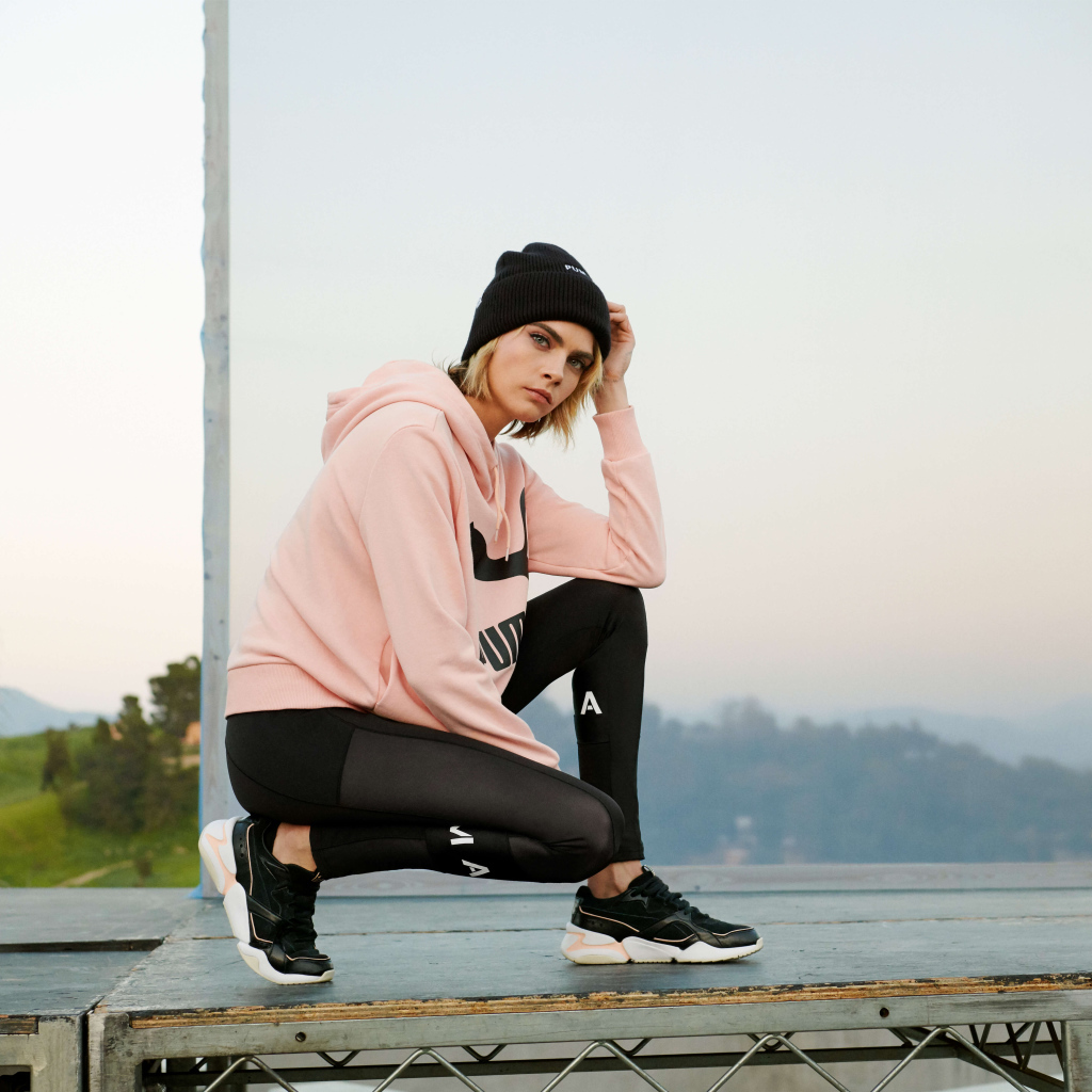 Молодая модель, актриса Кара Делевинь в спортивном костюме