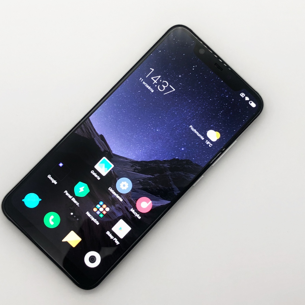 Новый черный смартфон Xiaomi Mi 8 на сером фоне