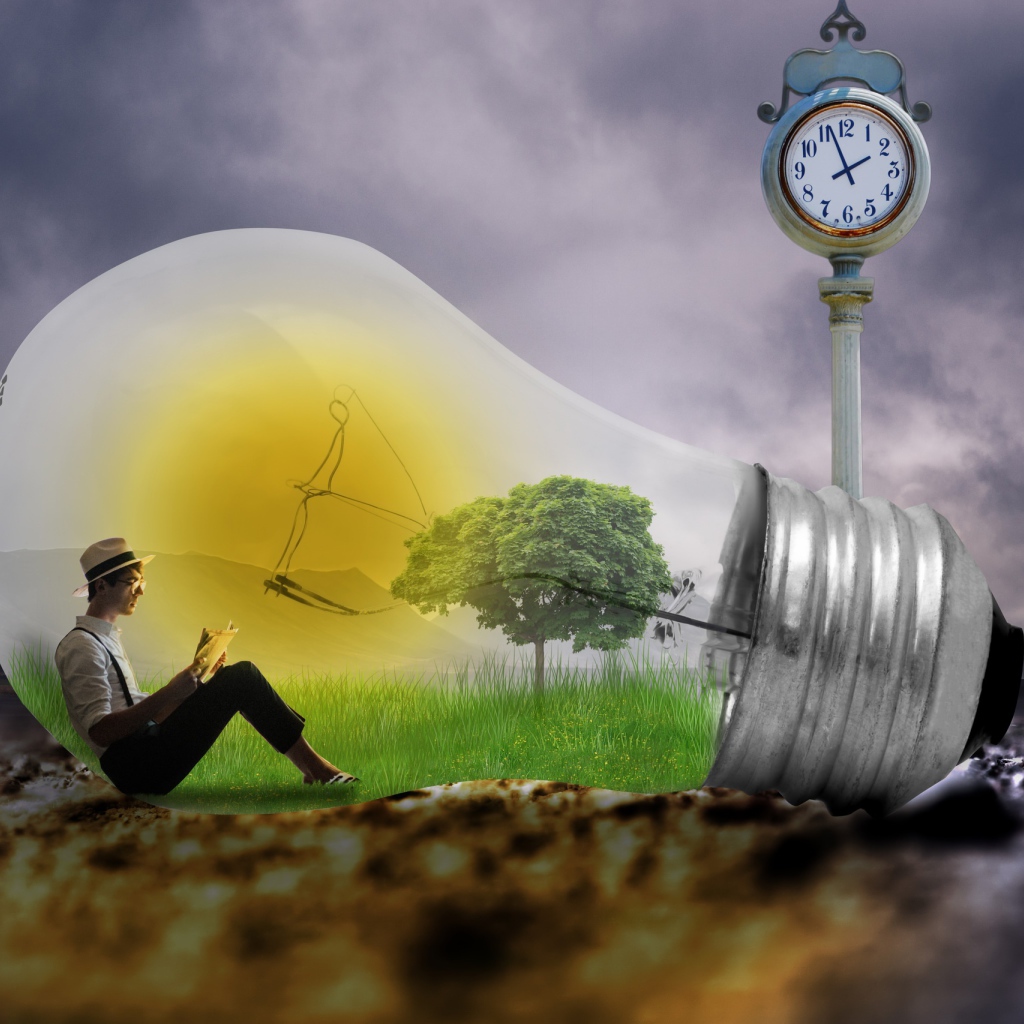 Мужчина сидит в большой фантастической лампочке у часов