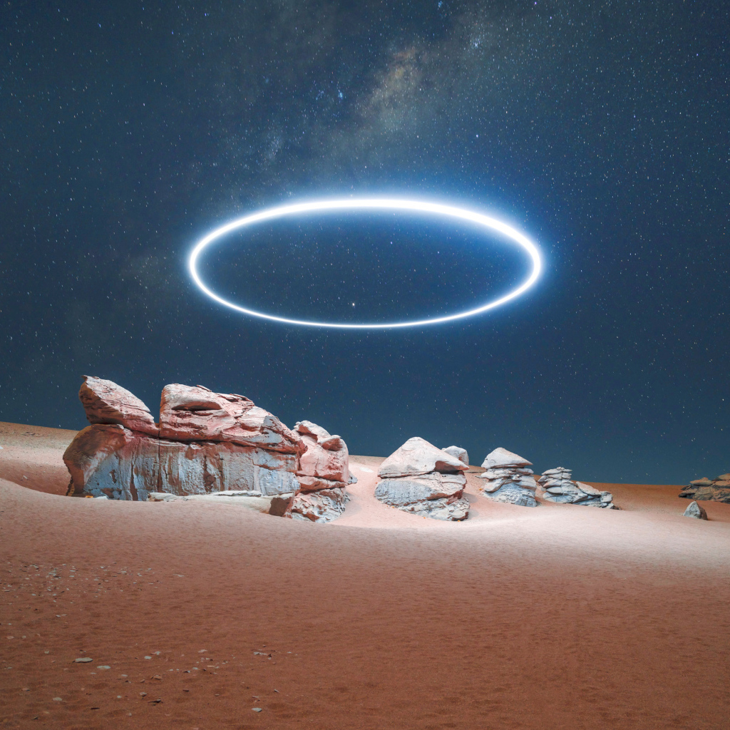 Большой яркий круг в небе над пустыней