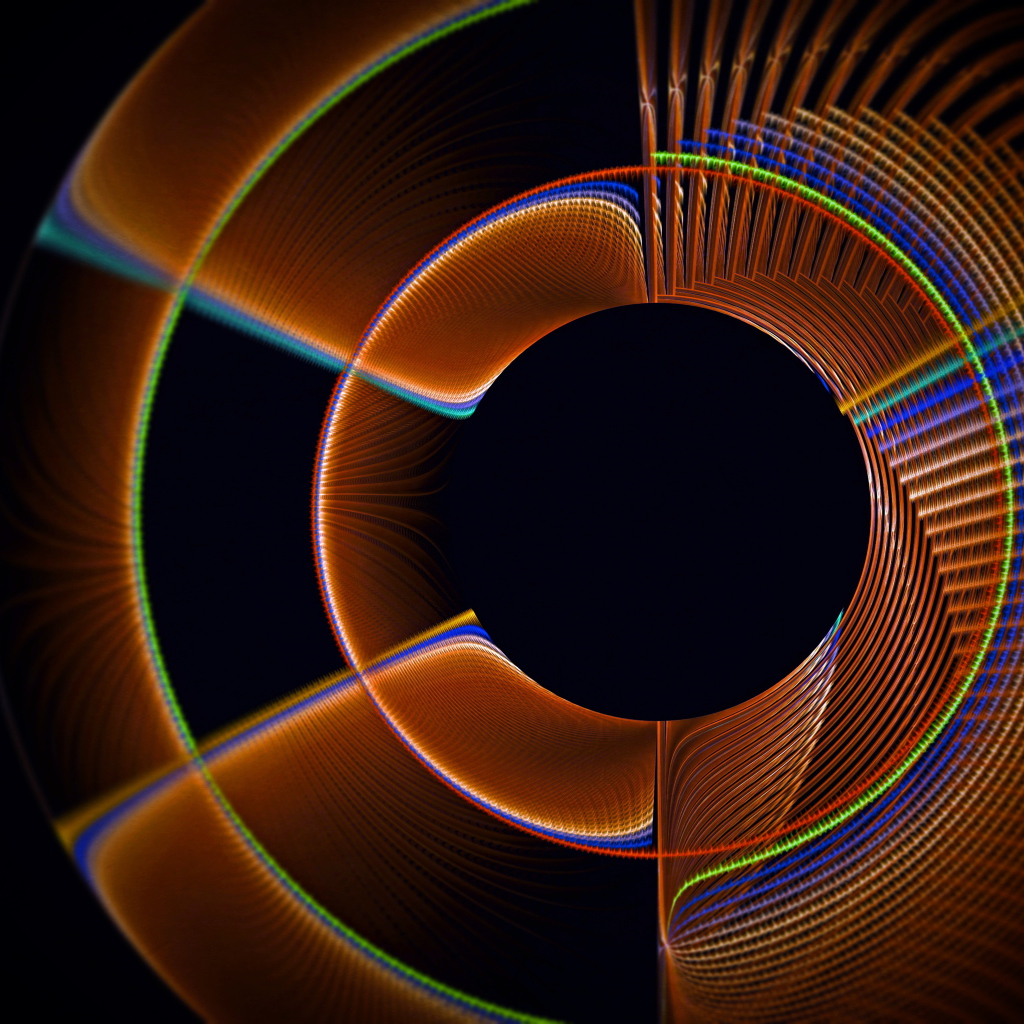 Коричневый фрактальный рисунок с радужными линиями на черном фоне