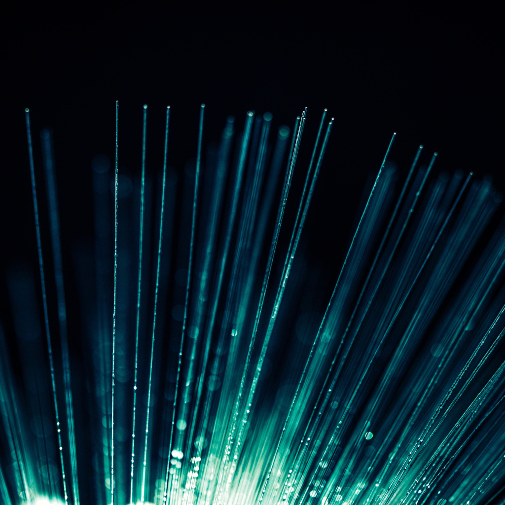 Неоновые лучи лампы на черном фоне 