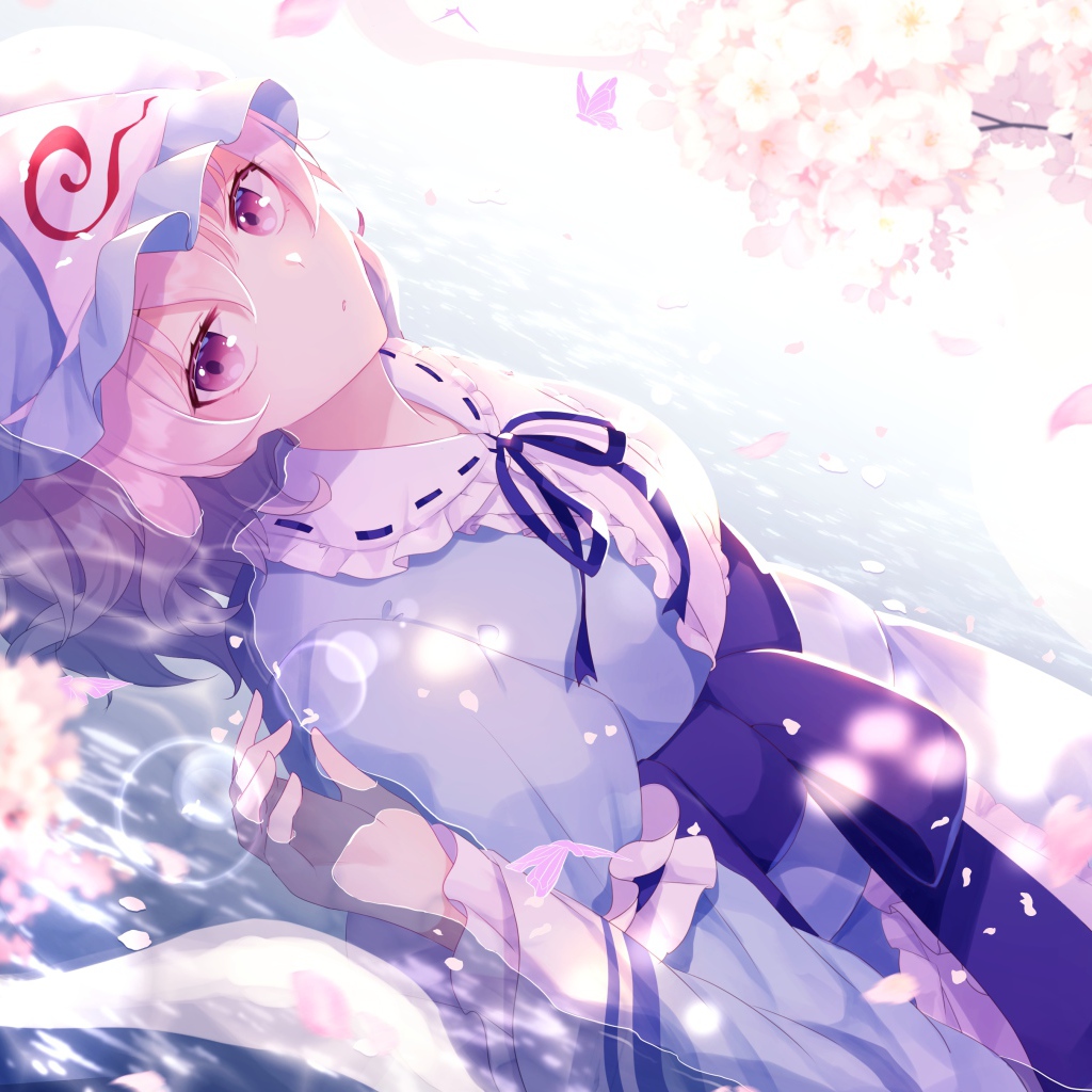 Девушка аниме на фоне белых цветов 